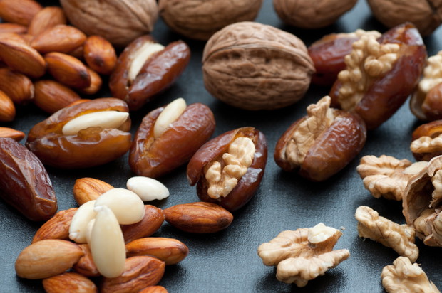 Przekąski poniżej 100 kcal - pomysły, fot. Fotolia11. Daktyle nadziewane orzechami2 świeże daktyle medjool nadziewane orzechami lub łyżką naturalnego masła migdałowego.