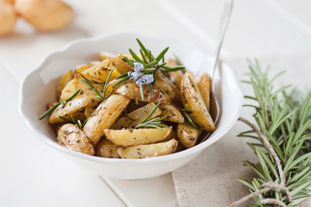 Przekąski poniżej 100 kcal - pomysły, fot. Fotolia14. Pieczony ziemniak z rozmarynemMały ziemniak pokrojony w cienkie plastry, upieczony z łyżką oliwy i łyżeczką rozmarynu.