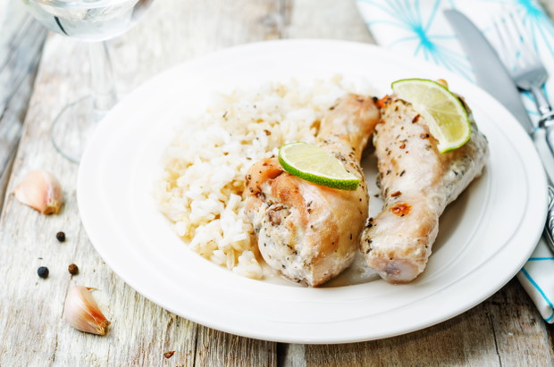 Przekąski poniżej 100 kcal - pomysły, fot. Fotolia5. Pieczone udko kurczakaPieczne udko kurczaka bez panierki, doprawiona pieprzem, papryką i sokiem z limonki.