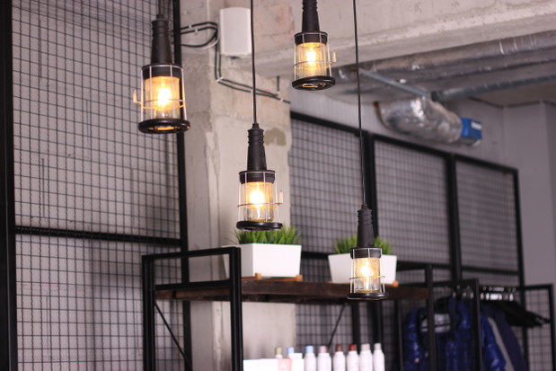 Industrialne wnętrza krakowskiego salonu fryzjerskiego Bonza Hair&Beauty, projekt Agneiszka Wójcik z pracowni AW Interior Design, fot. mat. pracowni