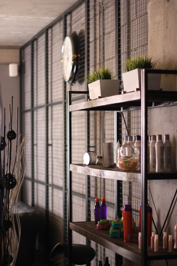 Industrialne wnętrza krakowskiego salonu fryzjerskiego Bonza Hair&Beauty, projekt Agneiszka Wójcik z pracowni AW Interior Design, fot. mat. pracowni