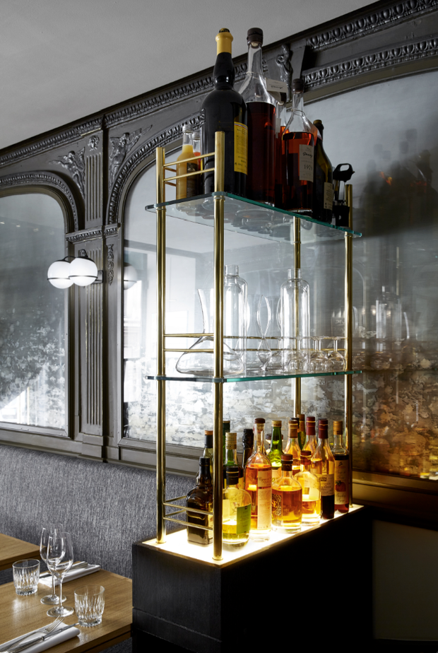 Wnętrza paryskiego bistro La Bourse et La Vie
