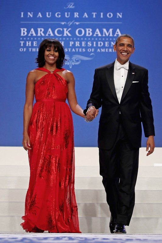 Michelle Obama (w czerwonej sukni Jason Wu) i Barack Obama na inauguracji prezydentury na Kapitolu w 2013 roku