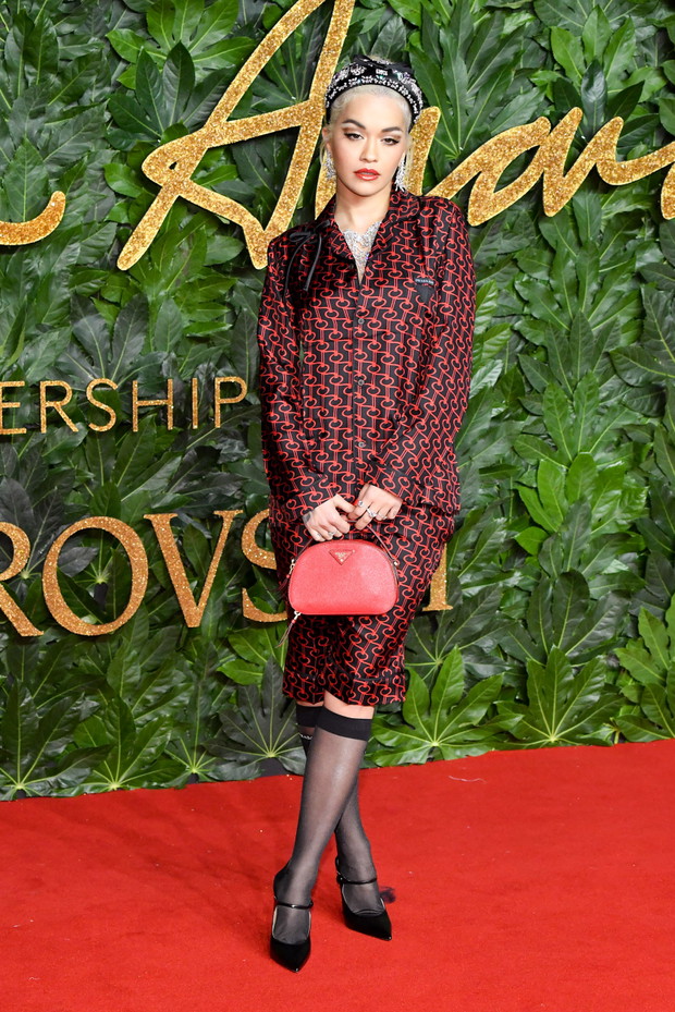Rita Ora w komplecie Prada na Fashion Awards 2018.