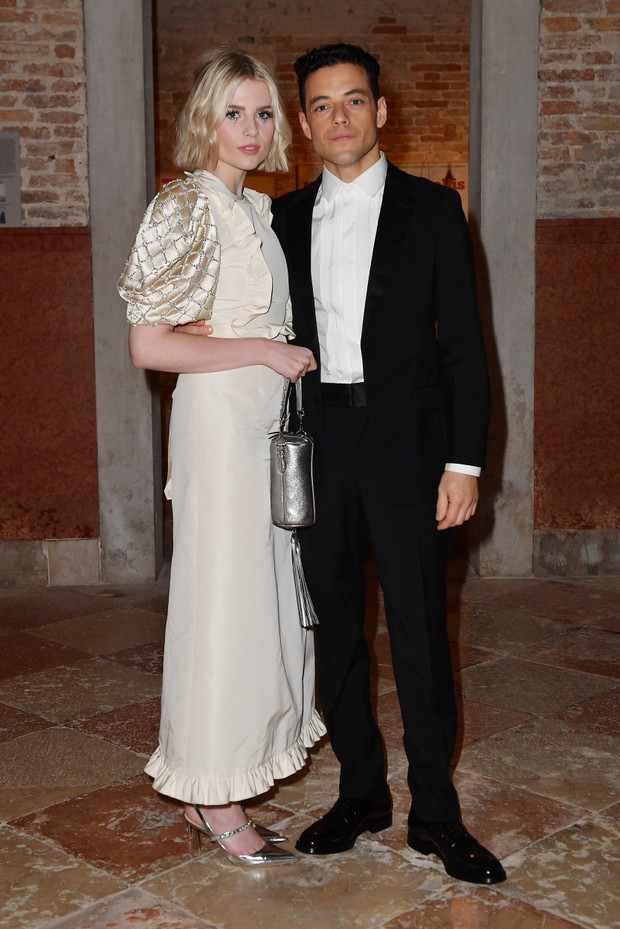 Lucy Boynton ( sukience Prada) i Rami Malek
