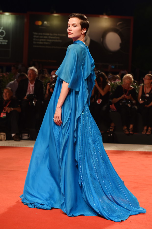 Sylvia Hoeks w kreacji Alberta ferretti