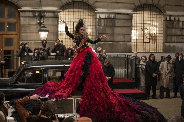 Cruella: Emma Stone, makijaże i kostiumy
