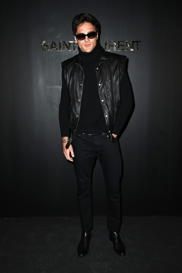 Jacob Elordi, aktor, na pokazie domu mody Saint Laurent, Tydzień Mody w Paryżu