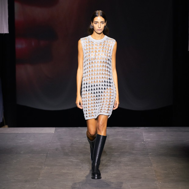 Pokaz COS na London Fashion Week wiosna-lato 2022