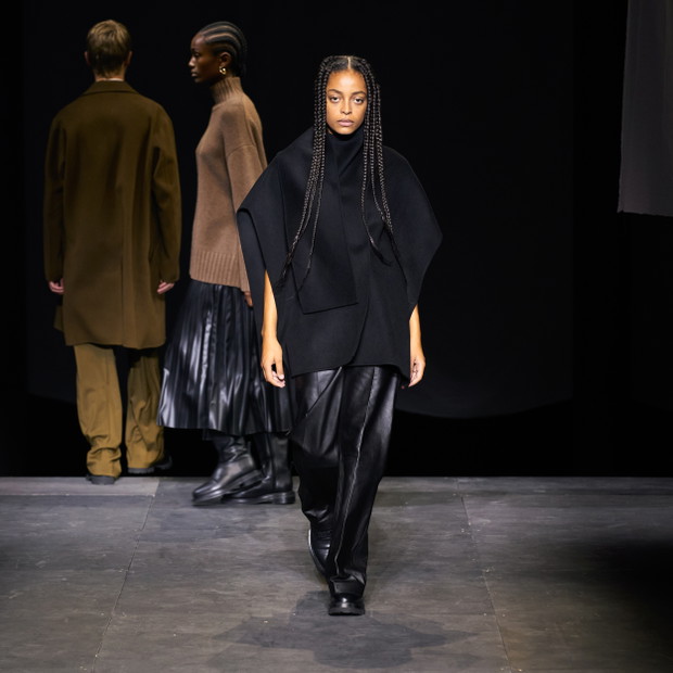 Pokaz COS na London Fashion Week wiosna-lato 2022