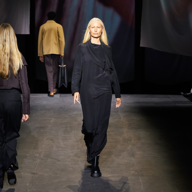 Pokaz COS na London Fashion Week wiosna-lato 2022