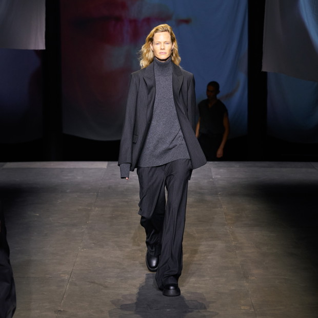 Pokaz COS na London Fashion Week wiosna-lato 2022