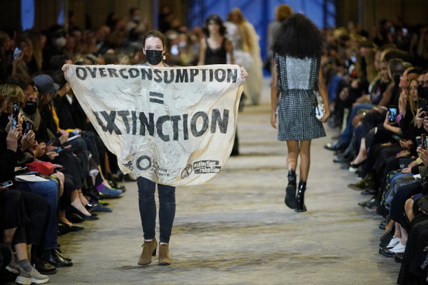 Protest klimatyczny na pokazie Louis Vuitton. Nadkonsumpcja to wymieranie