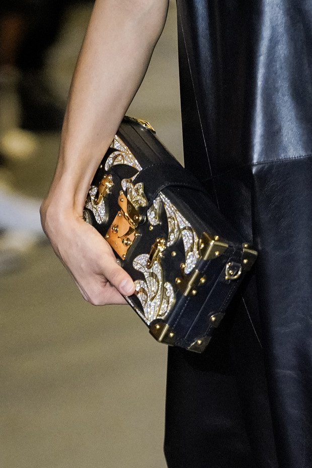 Protest klimatyczny na pokazie Louis Vuitton. Nadkonsumpcja to wymieranie
