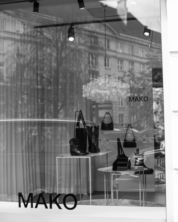 Monochromatyczny wystrój butiku MAKO