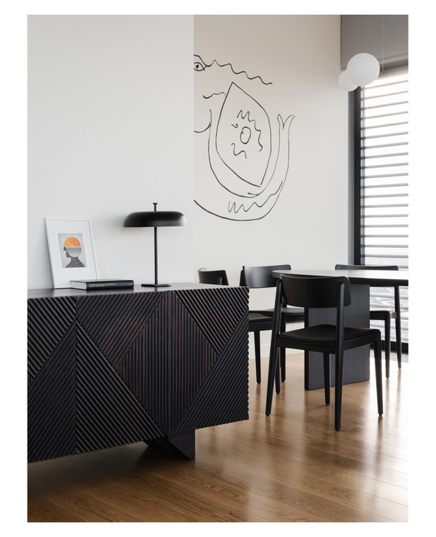 Penthouse z syrenką Picassa w warszawskim wieżowcu, projekt: Krzysztof Matuszewski z Matuszewski Studio.