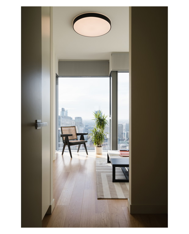 Penthouse z syrenką Picassa w warszawskim wieżowcu, projekt: Krzysztof Matuszewski z Matuszewski Studio.