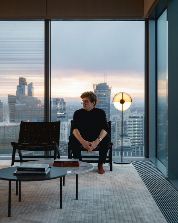 Penthouse z syrenką Picassa w warszawskim wieżowcu, projekt: Krzysztof Matuszewski z Matuszewski Studio.