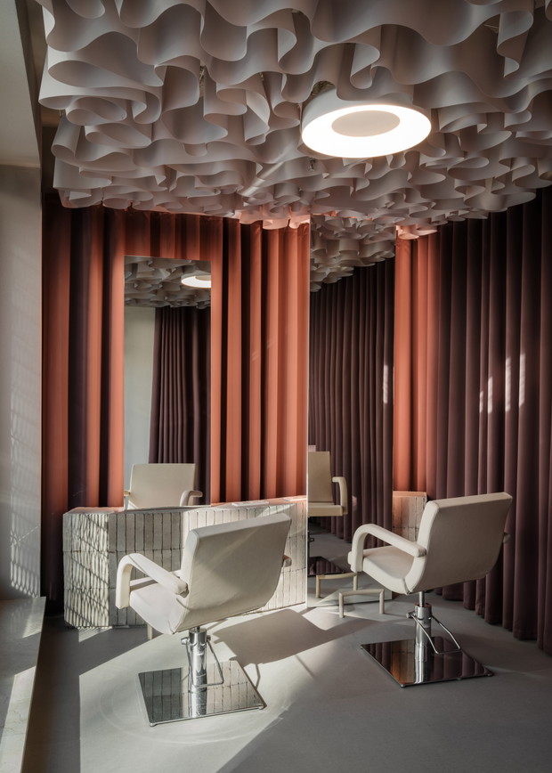 Wnętrze salonu fryzjerskiego inspirowane krajobrazem pustyni, projekt: NOKE Architects