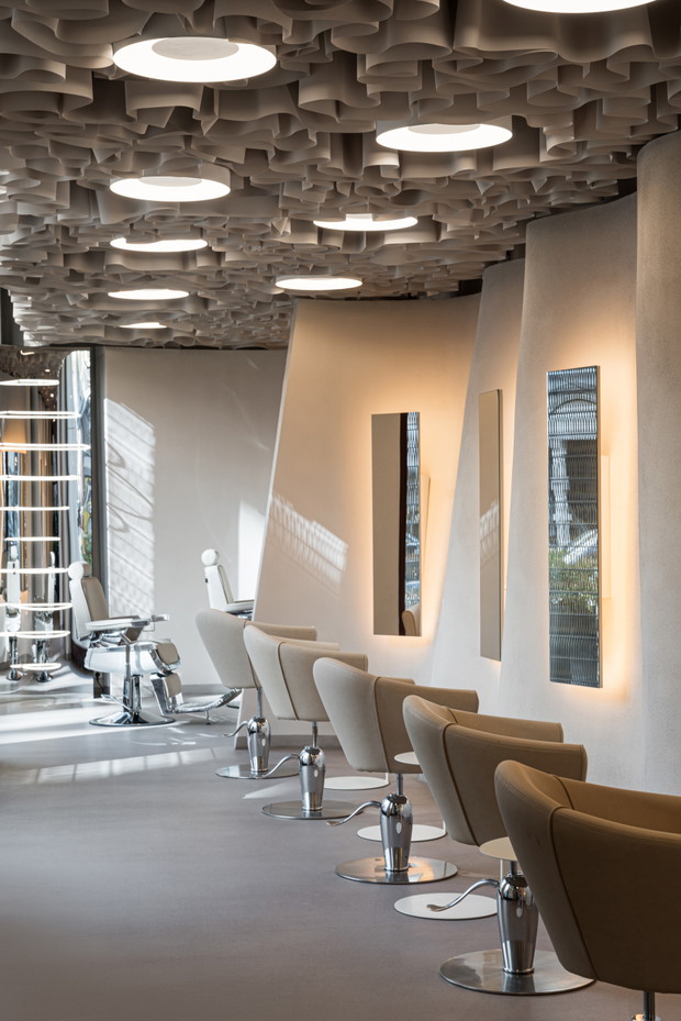 Wnętrze salonu fryzjerskiego inspirowane krajobrazem pustyni, projekt: NOKE Architects
