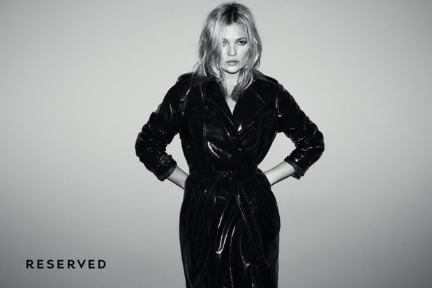 Kate Moss w kampanii Reserved w lakierowanym płaszczu