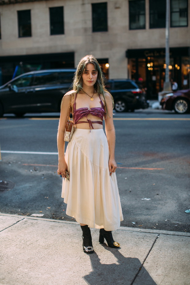 Stylizacje z NYFW wiosna-lato 2022 street fashion