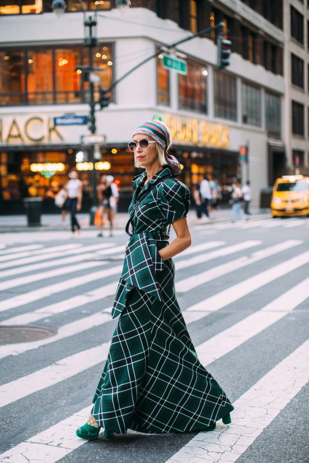Stylizacje z NYFW wiosna-lato 2022 street fashion