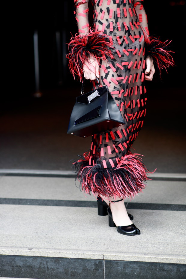 Torebki, buty, dodatki prosto z ulic Paryża: street fashion haute couture fashion week jesień-zima 2021/2022