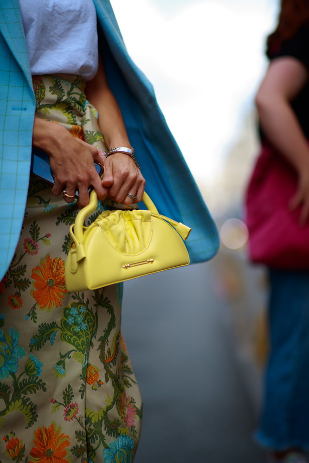 Torebki, buty, dodatki prosto z ulic Paryża: street fashion haute couture fashion week jesień-zima 2021/2022