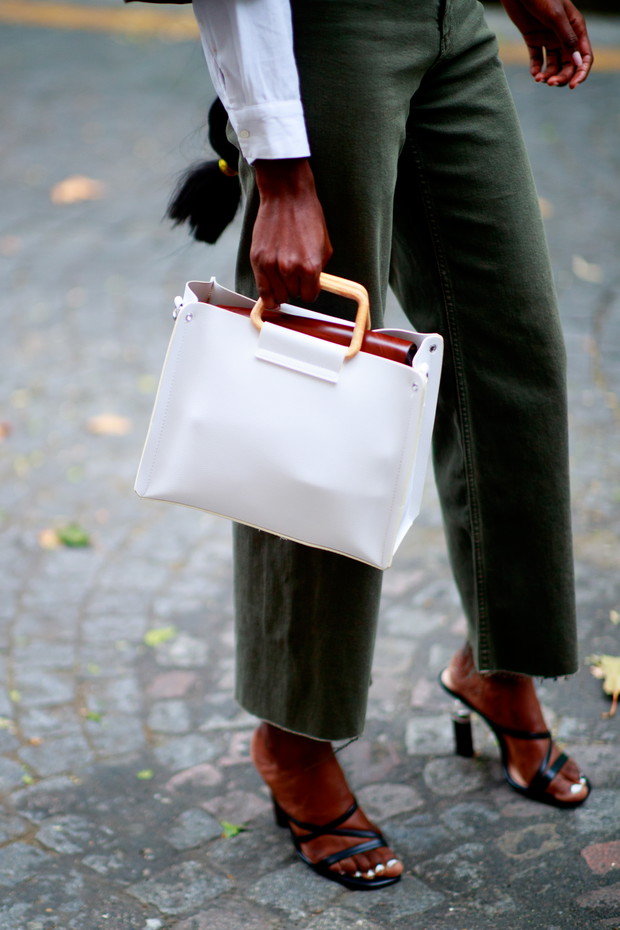 Torebki, buty, dodatki prosto z ulic Paryża: street fashion haute couture fashion week jesień-zima 2021/2022