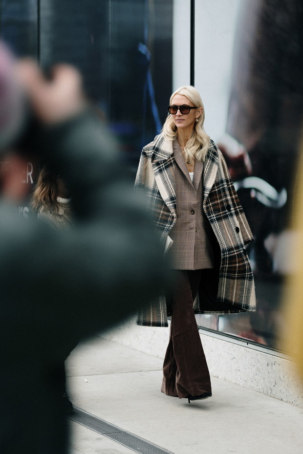 Jak noszą się teraz najbardziej stylowe dziewczyny z branży mody? Najmodniejsze stylizacje z ulic Nowego Jorku street style NYFW jesień-zima 2023/2024