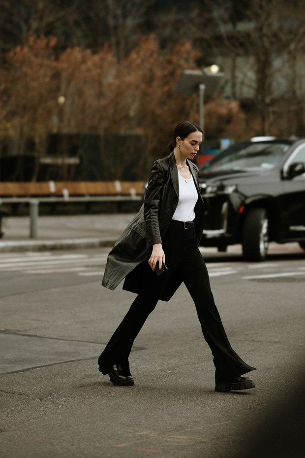 Jak noszą się teraz najbardziej stylowe dziewczyny z branży mody? Najmodniejsze stylizacje z ulic Nowego Jorku street style NYFW jesień-zima 2023/2024