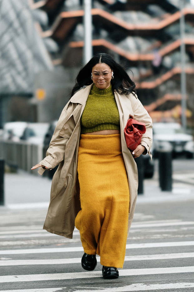 Jak noszą się teraz najbardziej stylowe dziewczyny z branży mody? Najmodniejsze stylizacje z ulic Nowego Jorku street style NYFW jesień-zima 2023/2024