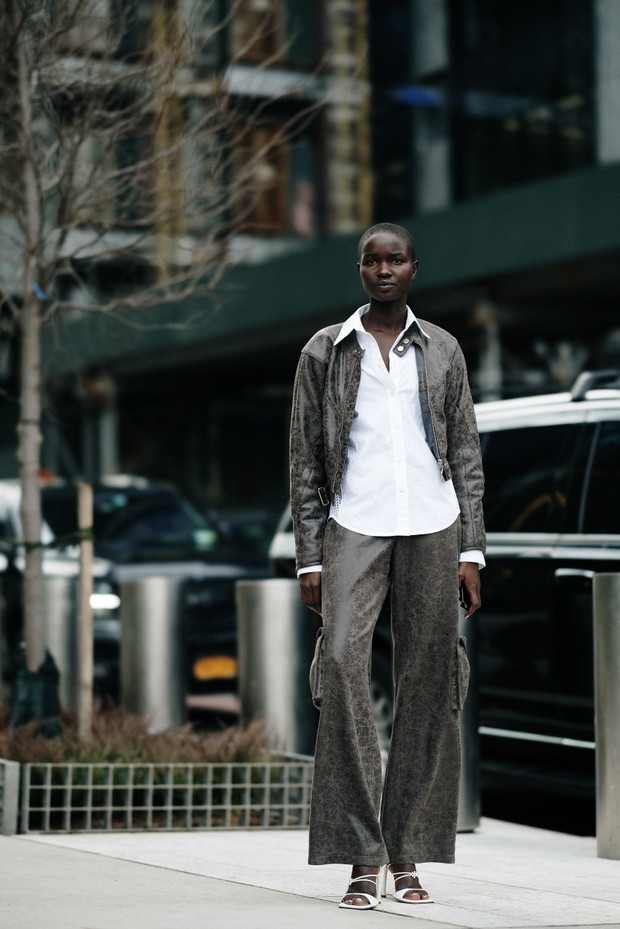 Jak noszą się teraz najbardziej stylowe dziewczyny z branży mody? Najmodniejsze stylizacje z ulic Nowego Jorku street style NYFW jesień-zima 2023/2024