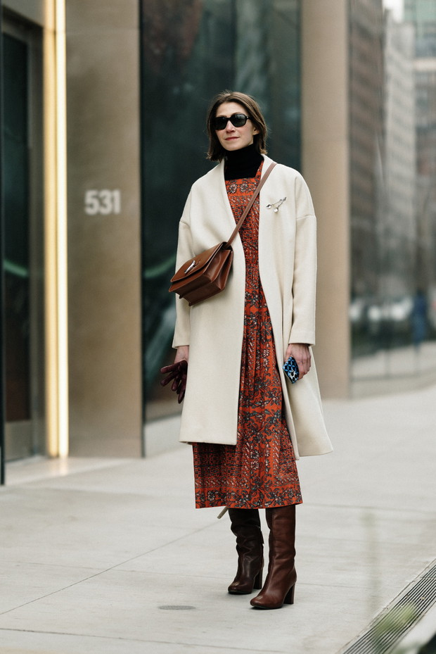 Jak noszą się teraz najbardziej stylowe dziewczyny z branży mody? Najmodniejsze stylizacje z ulic Nowego Jorku street style NYFW jesień-zima 2023/2024