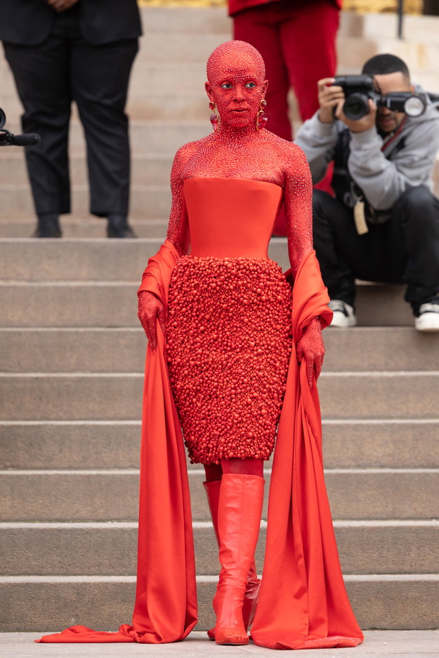 Jak noszą się teraz najbardziej stylowe dziewczyny z branży mody? Przegląd stylizacji z Paris Couture Week street style