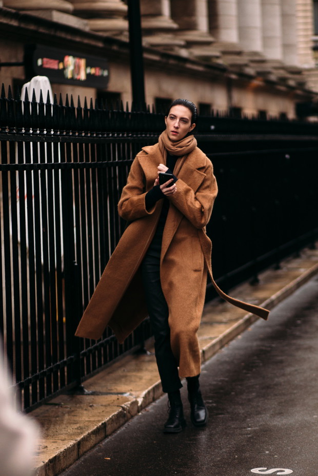Street style po francusku. Tak noszą się teraz najbardziej stylowe dziewczyny z branży mody Paris Couture Week wiosna-lato 2023