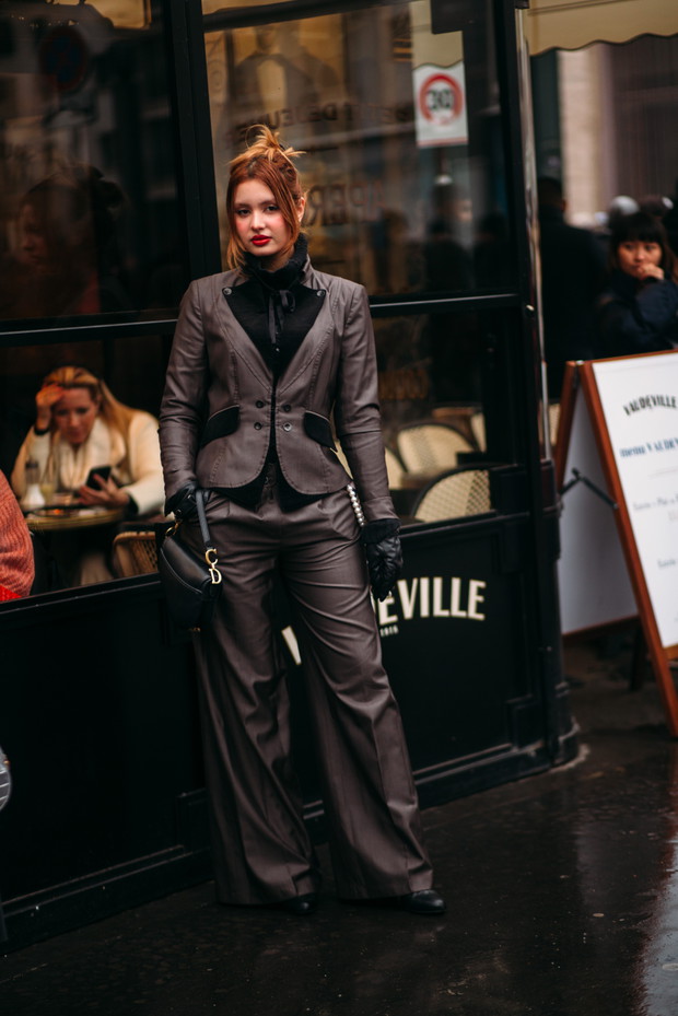 Street style po francusku. Tak noszą się teraz najbardziej stylowe dziewczyny z branży mody Paris Couture Week wiosna-lato 2023