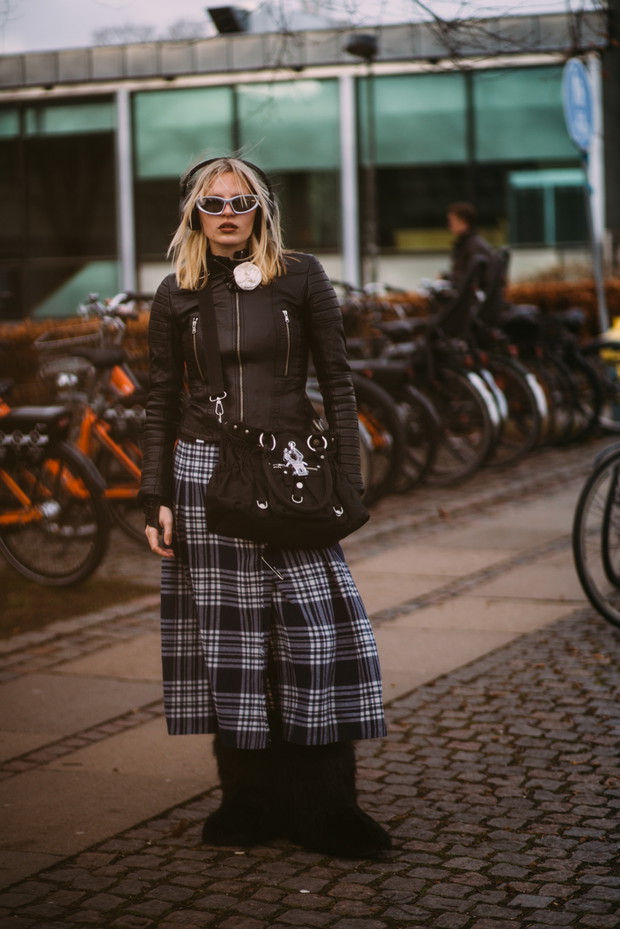Te torebki, buty i dodatki ma w szafie każda skandynawska it-girl. Królują na ulicach Kopenhagi street style CphFW jesień-zima 2023/2024