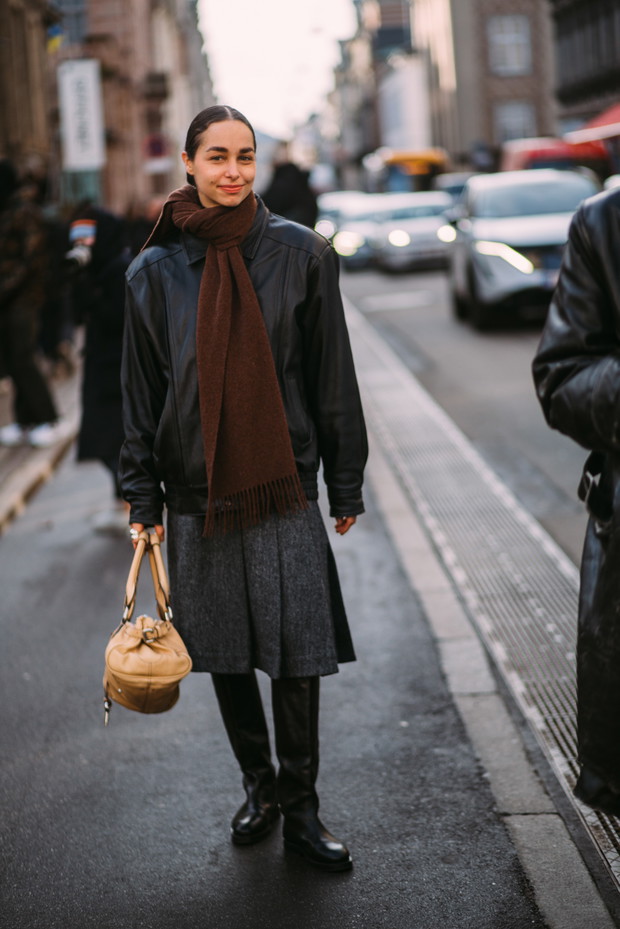 Te torebki, buty i dodatki ma w szafie każda skandynawska it-girl. Królują na ulicach Kopenhagi street style CphFW jesień-zima 2023/2024