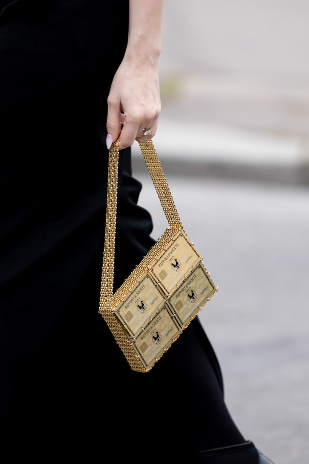 Te torebki, buty i dodatki uwielbiają nie tylko francuskie it girls. Najpiękniejsze akcesoria z Paris Couture Week wiosna-lato 2023 street style
