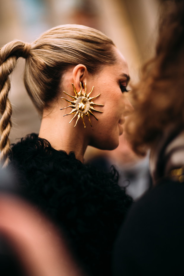 Te torebki, buty i dodatki uwielbiają nie tylko francuskie it girls. Najpiękniejsze akcesoria z Paris Couture Week wiosna-lato 2023 street style