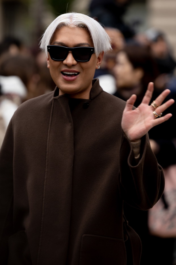 Te torebki, buty i dodatki uwielbiają nie tylko francuskie it girls. Najpiękniejsze akcesoria z Paris Couture Week wiosna-lato 2023 street style