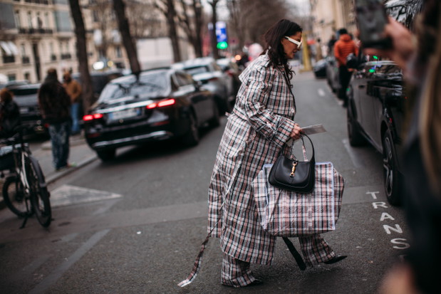 Ukochane dodatki francuskich redaktorek mody, stylistek i influencerek. Te rzeczy królowały na ulicach Paryża podczas ostatniego fashion weeka street style