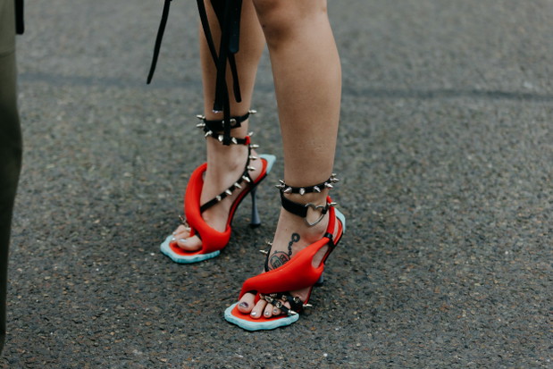 Ukochane dodatki francuskich redaktorek mody, stylistek i influencerek. Te rzeczy królowały na ulicach Paryża podczas ostatniego fashion weeka street style