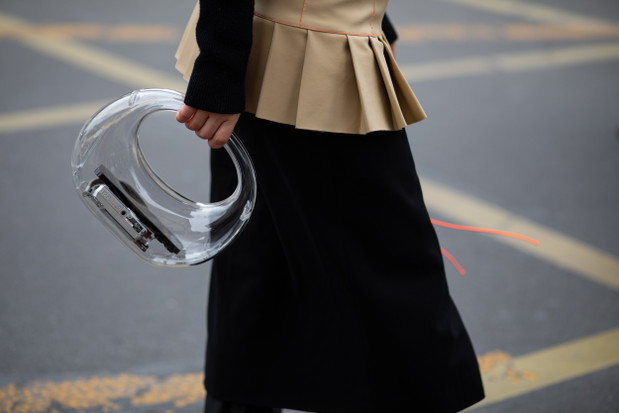 Ukochane dodatki francuskich redaktorek mody, stylistek i influencerek. Te rzeczy królowały na ulicach Paryża podczas ostatniego fashion weeka street style