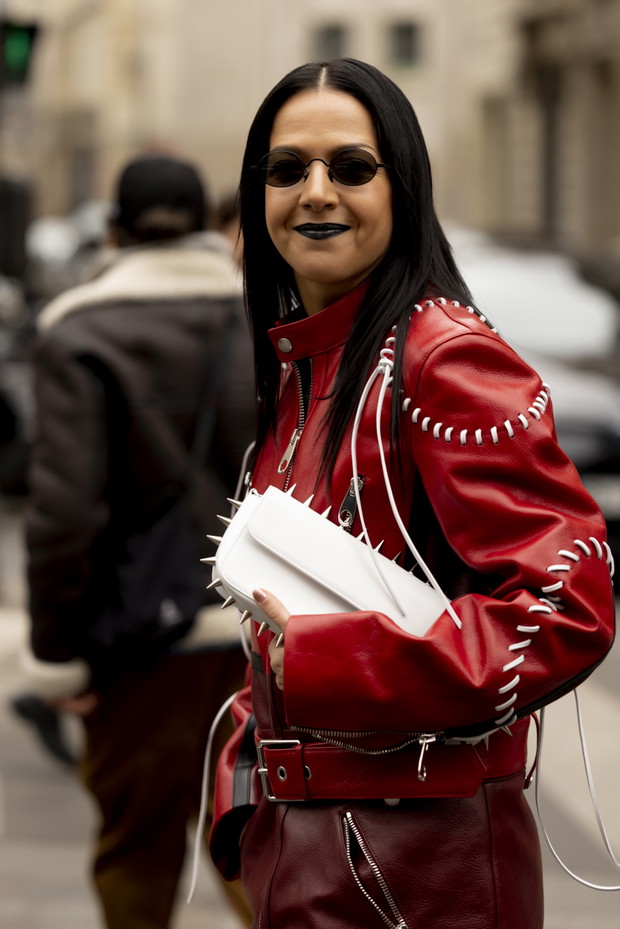 Ukochane dodatki francuskich redaktorek mody, stylistek i influencerek. Te rzeczy królowały na ulicach Paryża podczas ostatniego fashion weeka street style