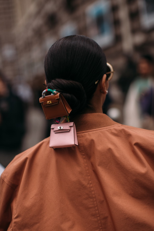 Ukochane dodatki francuskich redaktorek mody, stylistek i influencerek. Te rzeczy królowały na ulicach Paryża podczas ostatniego fashion weeka street style