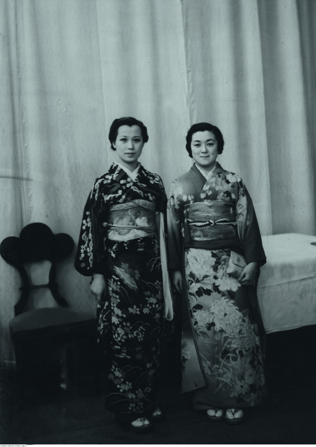 Chieko Hara (po lewej) i Miua Kai na raucie w poselstwie Japonii, 1937 rok