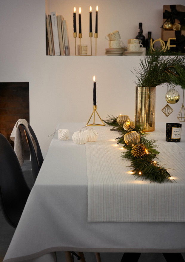 Dekoracje z bombek na świątecznym stole, H&M HOME